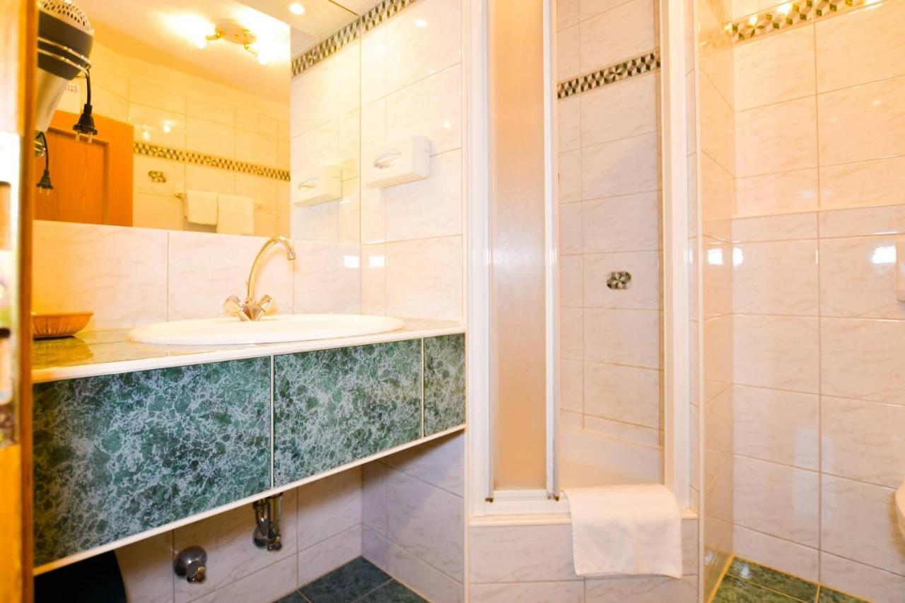Hotel Jerolitsch Krumpendorf Екстериор снимка